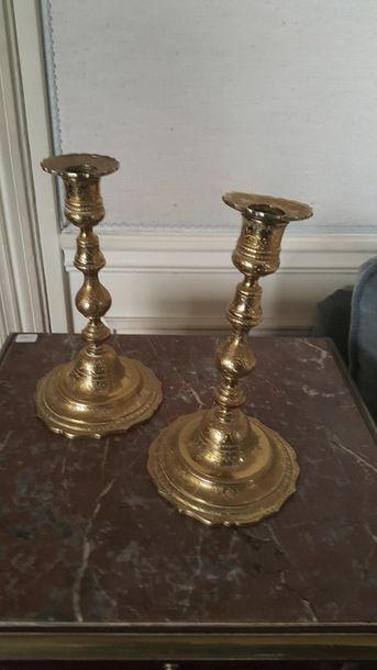 Paire de bougeoirs en bronze ciselé et doré....