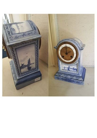 Pendule borne en faïence en camaïeu bleu...