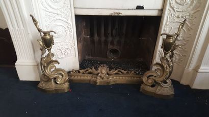 Barre de foyer en bronze ornée de vases et...