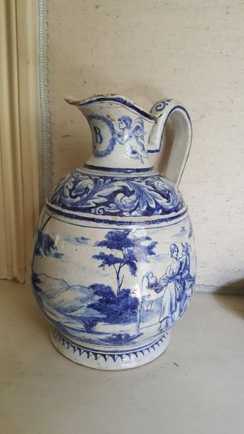 Grand pichet en ancienne faience de Nevers...