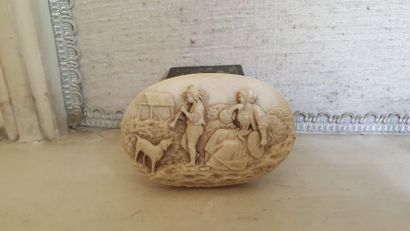 Une petite plaque ovale en ivoire sculpté...