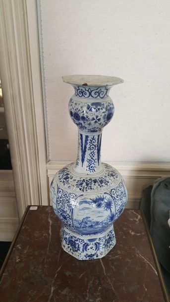DELFT XVIII. Vase bulbeux en faïence,décor...