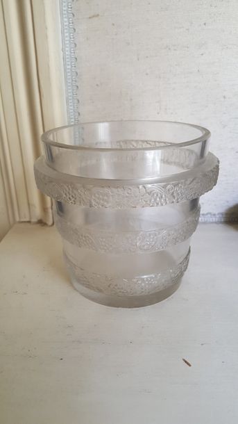 LALIQUE France: Vase-seau cerclé granité....