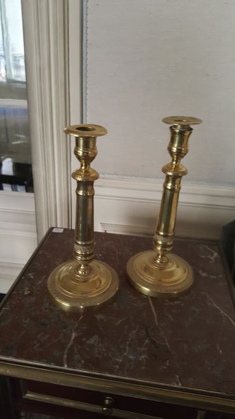 Paire de flambeaux à fût colonne en bronze...