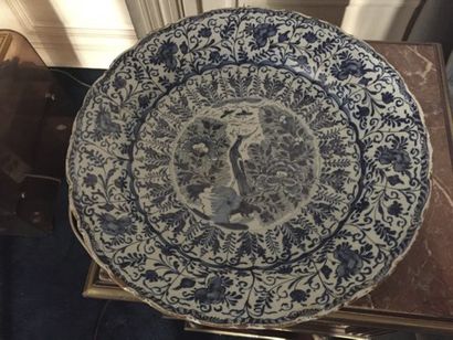 Plat rond contours en ancienne faïence de...