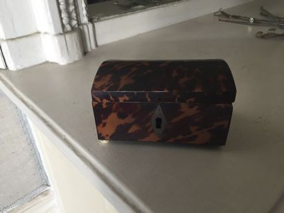 Ancien petit coffret à couvercle bombé en...