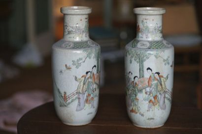 Paire de vases en porcelaine craquelée. ...