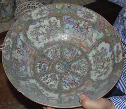 Grande coupe en porcelaine de Canton. (A...