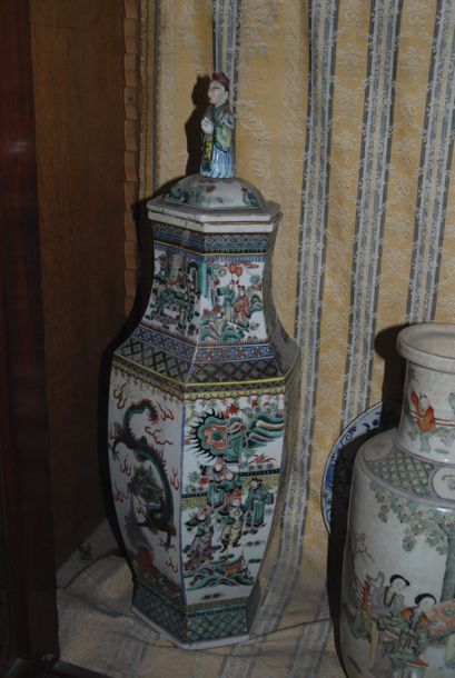 Vase couvert à pans coupés en porcelaine....
