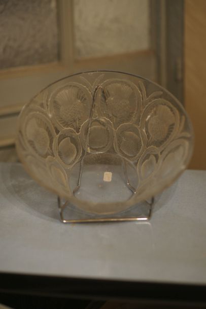 Coupe en cristal, décor de chardon. Lalique...
