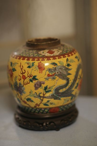 Pot à gingembre en porcelaine à fond jaune....