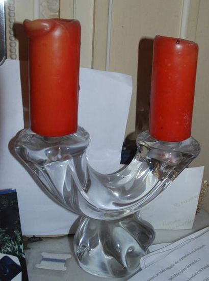 Paire de bougeoirs en verre. Daum France...