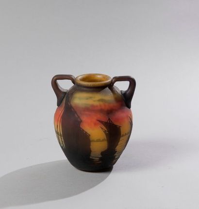DAUM Nancy

Petit vase à deux anses, décor...