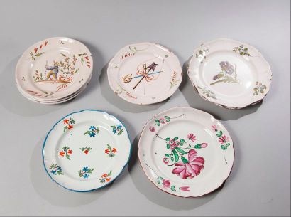 Faïence de l'Est. Lot de huit assiettes (petits...