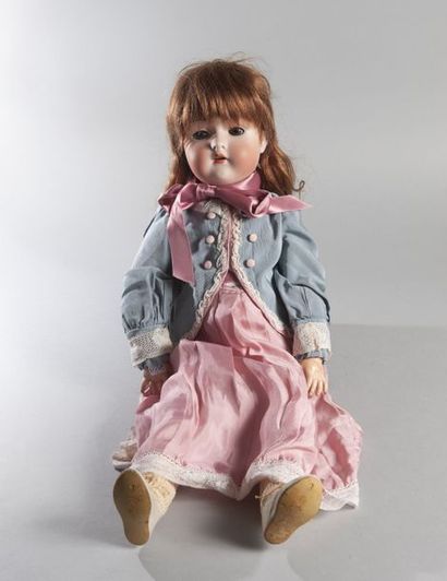 Poupée avec tête en porcelaine, 