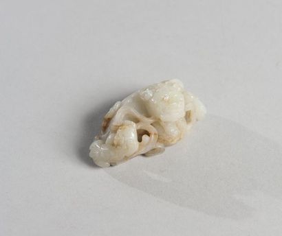 Chien de phô avec la boule sacrée et ses...