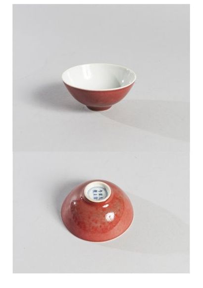 Petit bol en porcelaine rouge