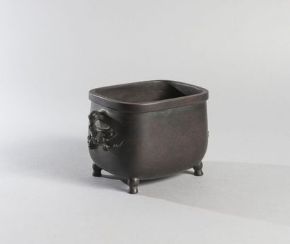 Brûle-parfum en bronze reposant sur quatre...