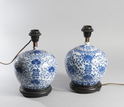 CHINE. Paire de pots à gingembre couverts...