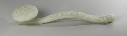 SUPERBE SCEPTRE RUYI en jade blanc très légèrement...