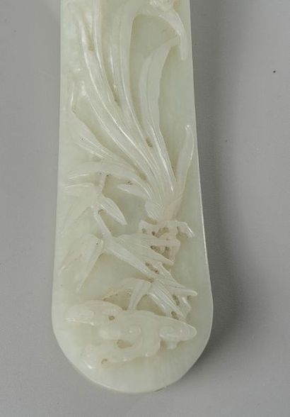 SUPERBE SCEPTRE RUYI en jade blanc très légèrement...