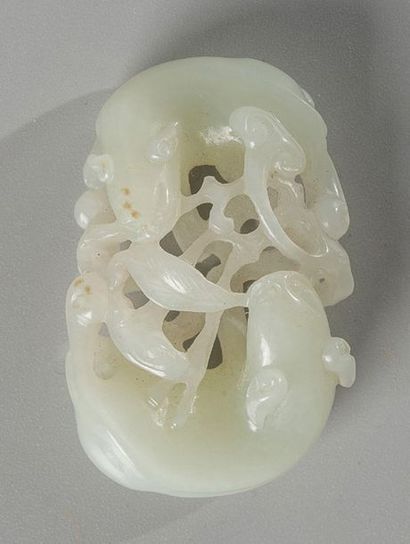 STATUETTE EN JADE blanc légèrement veiné...