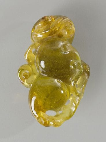 PENDENTIF en tourmaline verte.
Chine, dynastie...