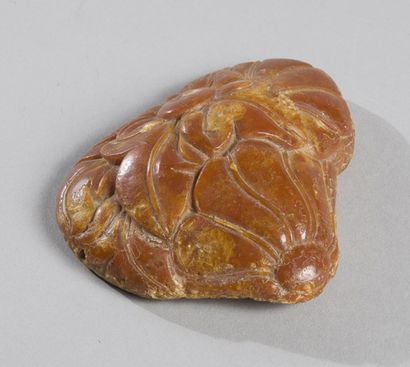 GUANJIAN en ambre foncé à décor sculpté de...