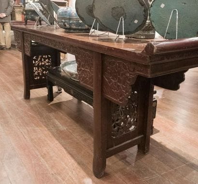 Grande console en bois teinté à décor sculpté...