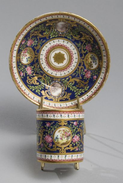SÈVRES
Gobelet litron et sa soucoupe en porcelaine...