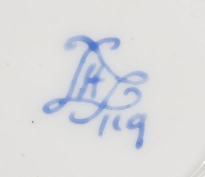 SÈVRES
Gobelet litron et sa soucoupe en porcelaine...
