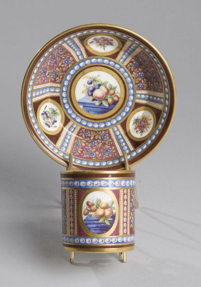 SÈVRES
Gobelet litron et sa soucoupe en porcelaine...