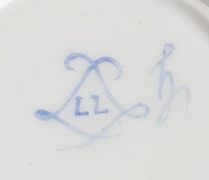 SÈVRES
Gobelet litron et sa soucoupe en porcelaine...