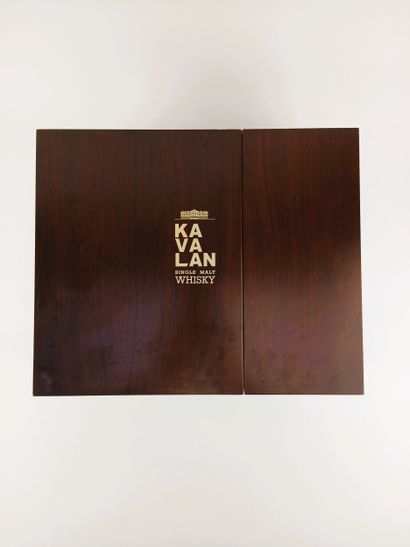 Offered in original coffret, with glasse...
