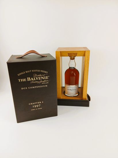 Offered in original wooden coffret. Excellent...