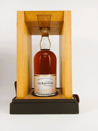 Offered in original wooden coffret. Excellent...