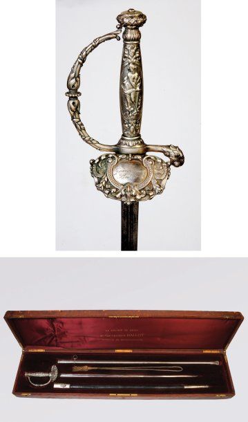 EPÉE DE PRÉSENT. Coffret garni de cuir brun...