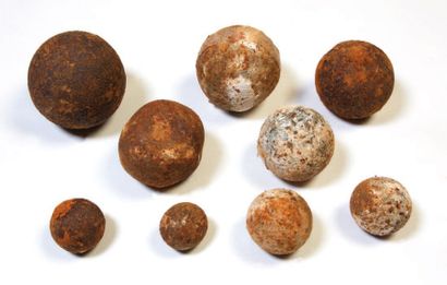 LOT DE 9 BOULETS : - 2Kg - Diamètre 7,9 cm...