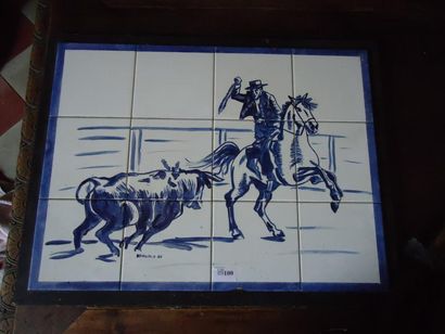 Scène de corrida, Céramique à décor bleu...