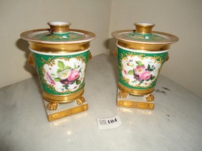 Deux tasses couvertes en porcelaine de Paris...