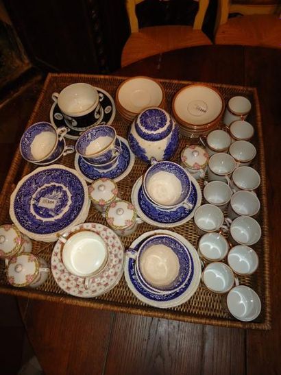 Lot de tasses et sous tasses à café différents...