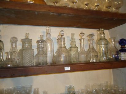 Lot de verreries et carafes, différents ...
