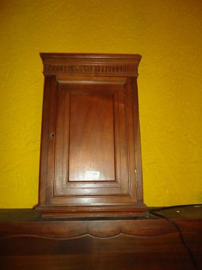 Petite armoire en bois ouvrant à une por...