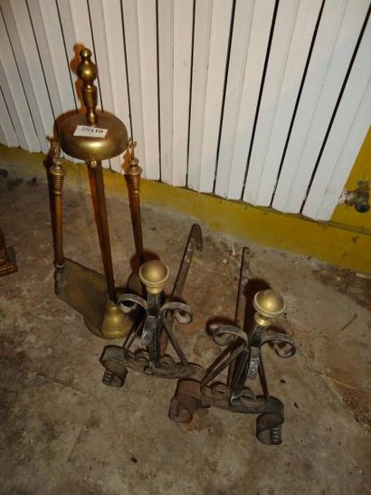 Paire de chenets, pelle et pincette à feu,...