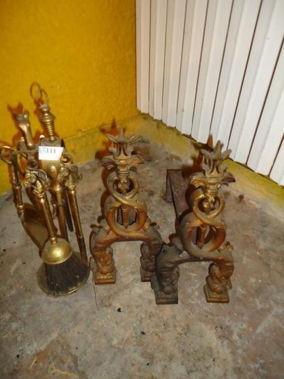 Paire de chenets, pelle et pincette