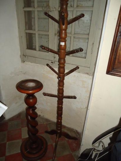 Colonne et un porte manteau