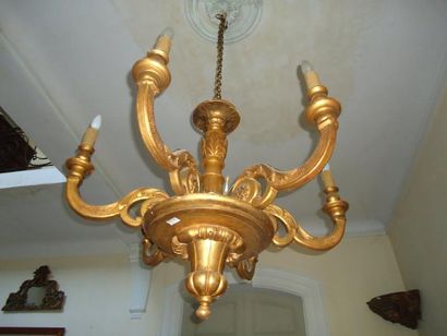 Lustre en bois et stuc doré à six bras de...