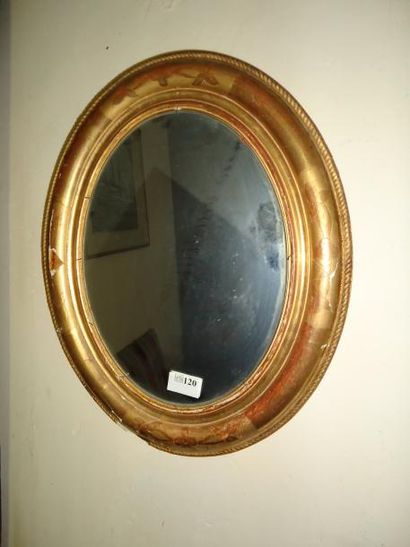 Miroir en bois doré ovale accidenté