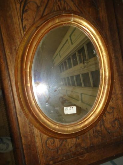 Miroir oval en bois doré