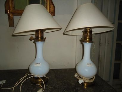 Deux lampes de chevet en opaline